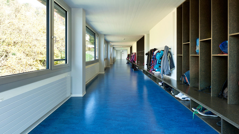 Blauer Linoleum-Boden in einer Schule