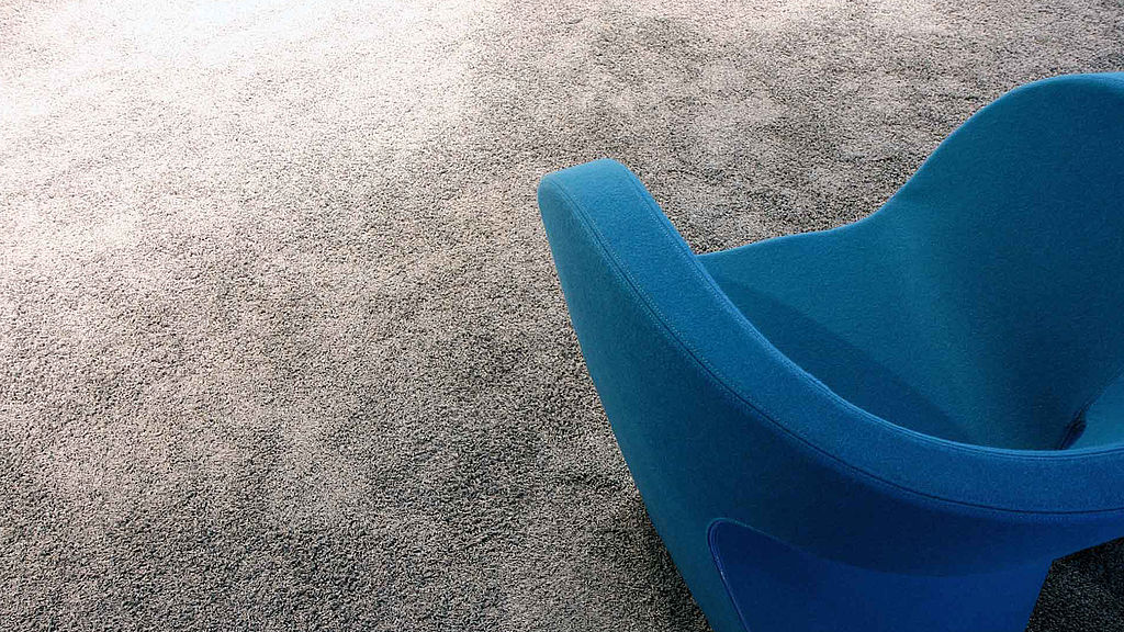 Teppichboden mit blauem Lounge-Sessel