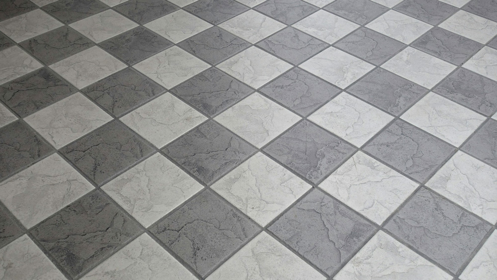 Grau-weißer Mosaikboden